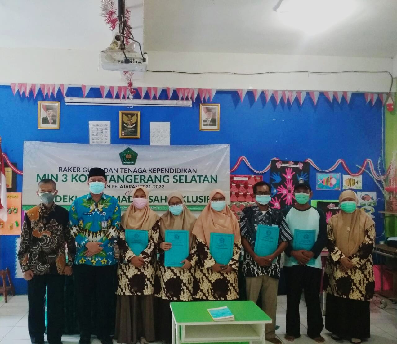Kepala Kantor Kemenag Tangsel foto bersama dengan GTK berprestasi MIN 3 Tangsel